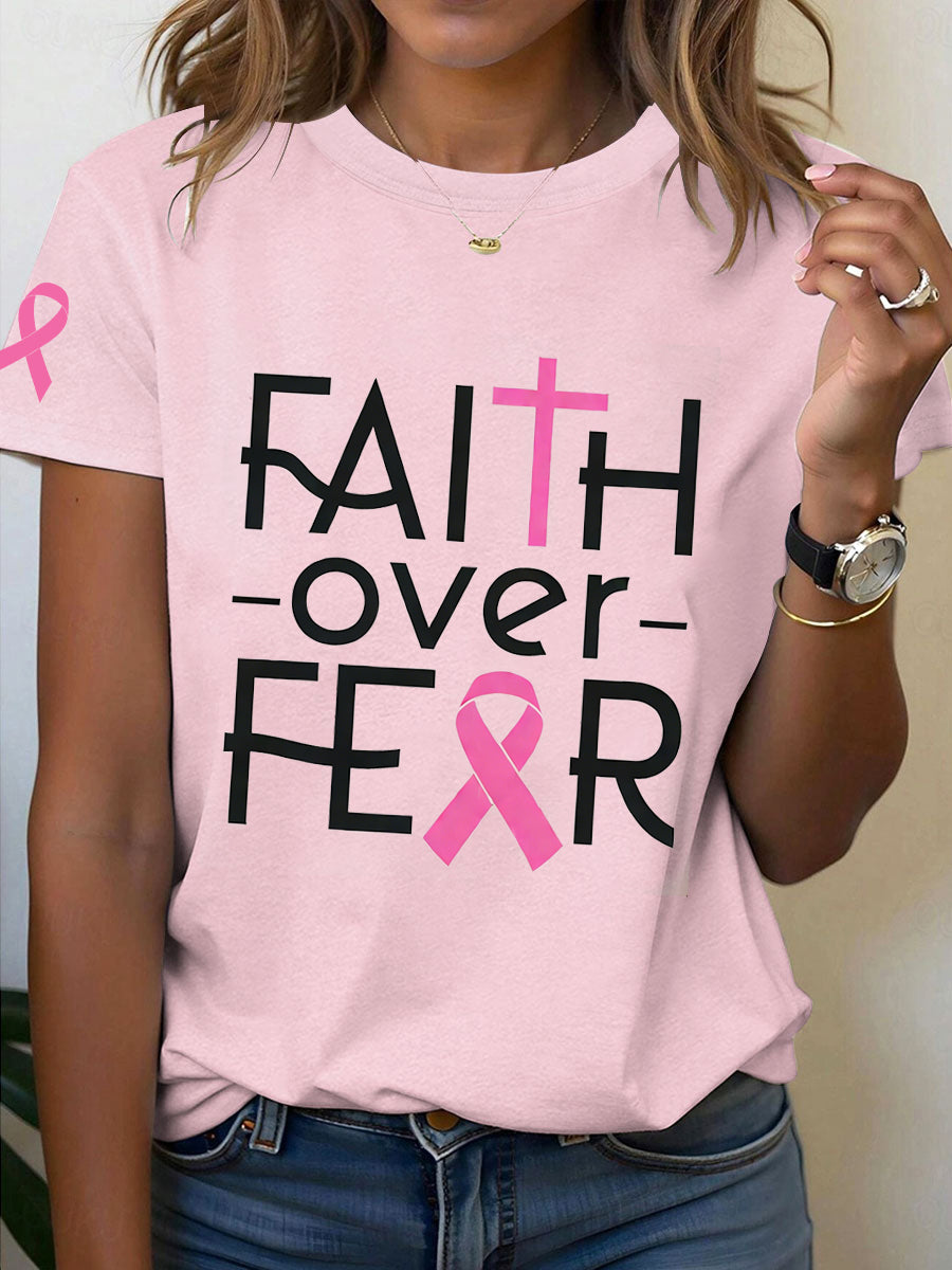 Camiseta con estampado "Fe sobre el miedo" para mujeres que promueve la concienciación sobre el cáncer de mama